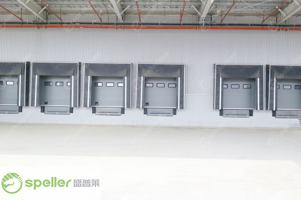 物流出貨口的安全密封選擇：結(jié)合裝卸貨平臺(tái)、門(mén)封與工業(yè)提升門(mén)