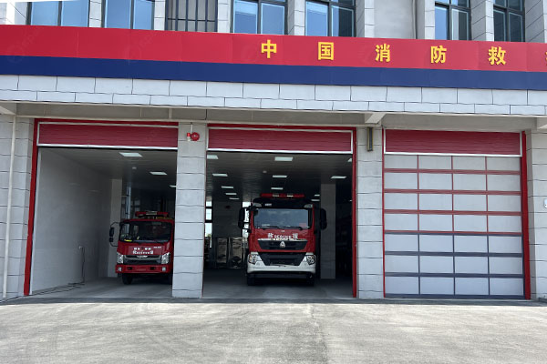 泰州消防站車庫提升門：遠(yuǎn)程集成控制，應(yīng)急迅速出動(dòng)